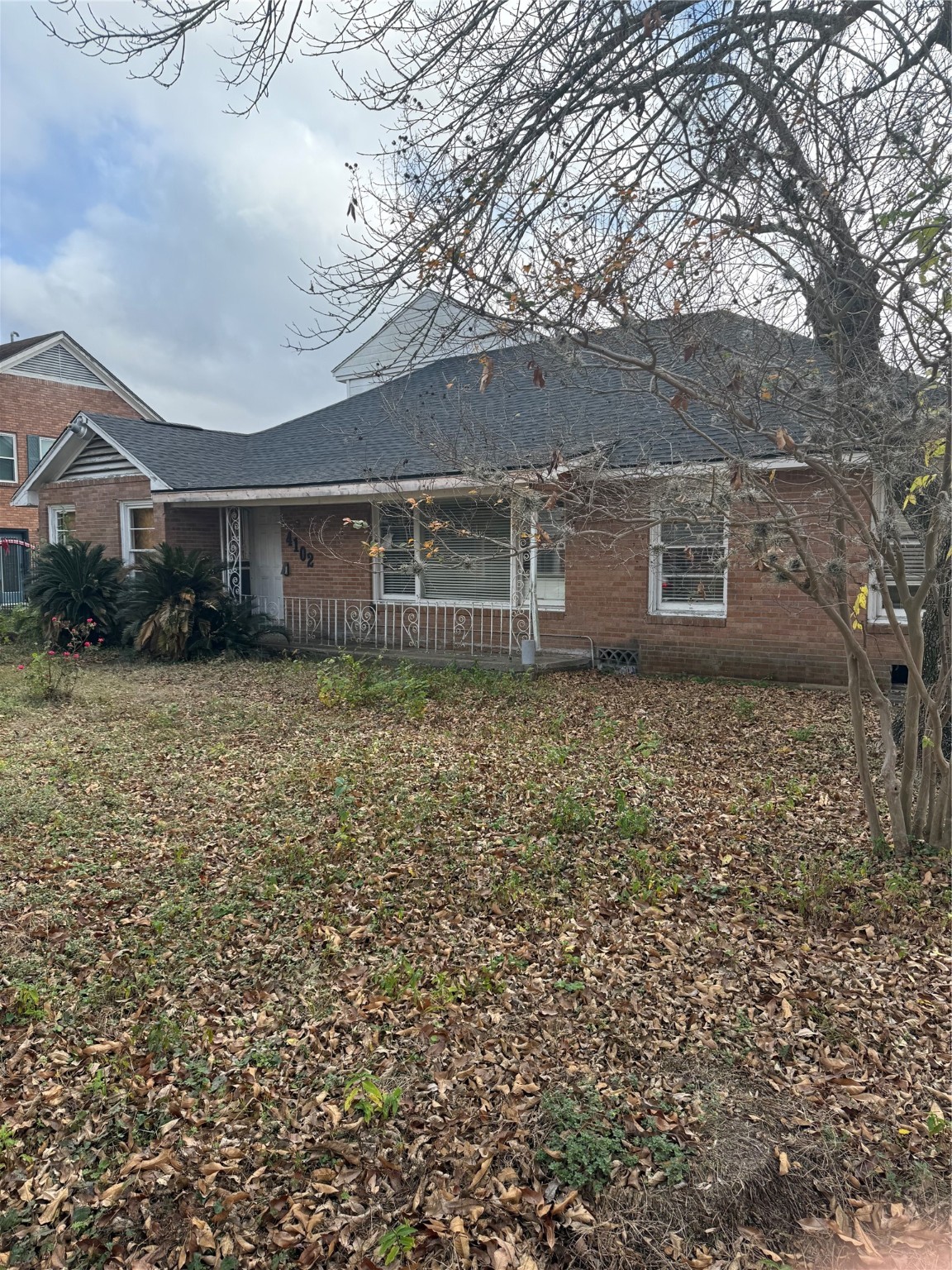 a view of a house with a yard