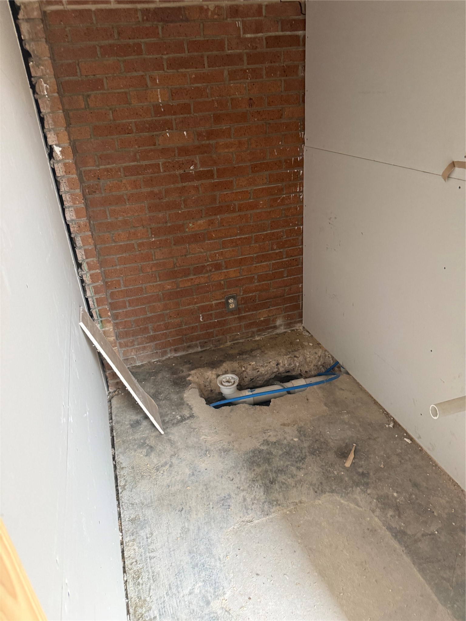 4102 Charleston Street Houston, TX 77021 - Photo 4 of 11 a view of a pathway