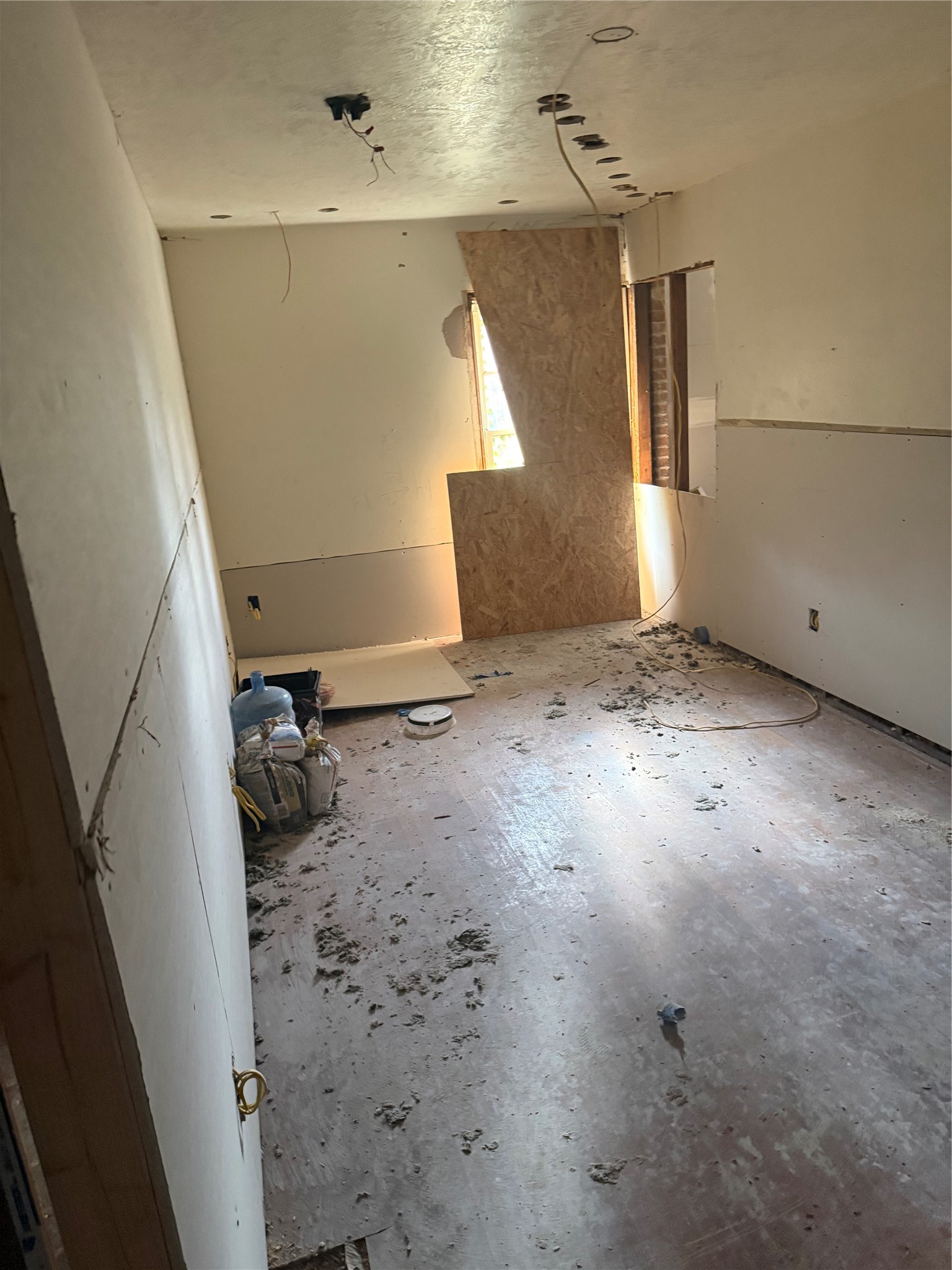 4102 Charleston Street Houston, TX 77021 - Photo 9 of 11 an empty room with windows