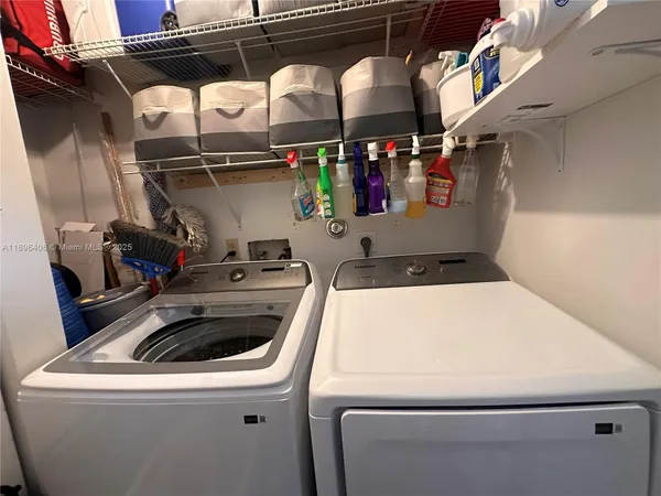 a view of yard with green space