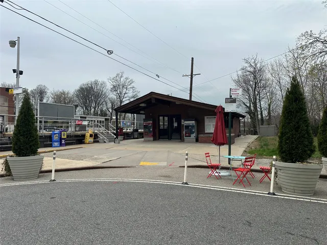 $259,000 | 241-20 Northern Boulevard, Unit 1M | Douglaston