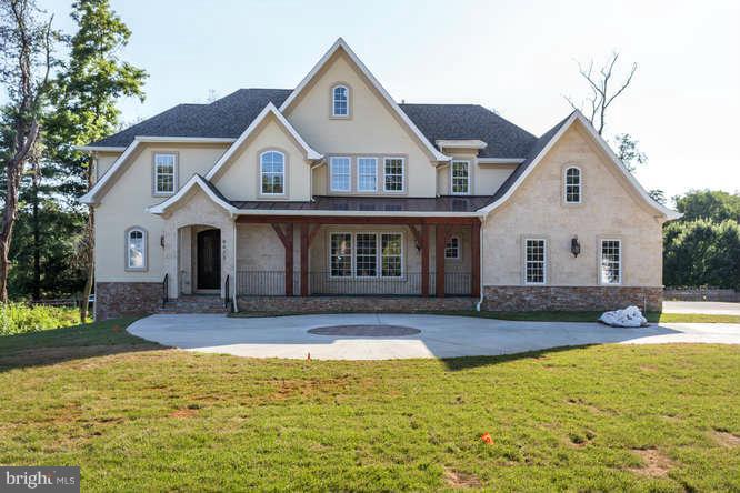 a view of house with swimming pool and yard