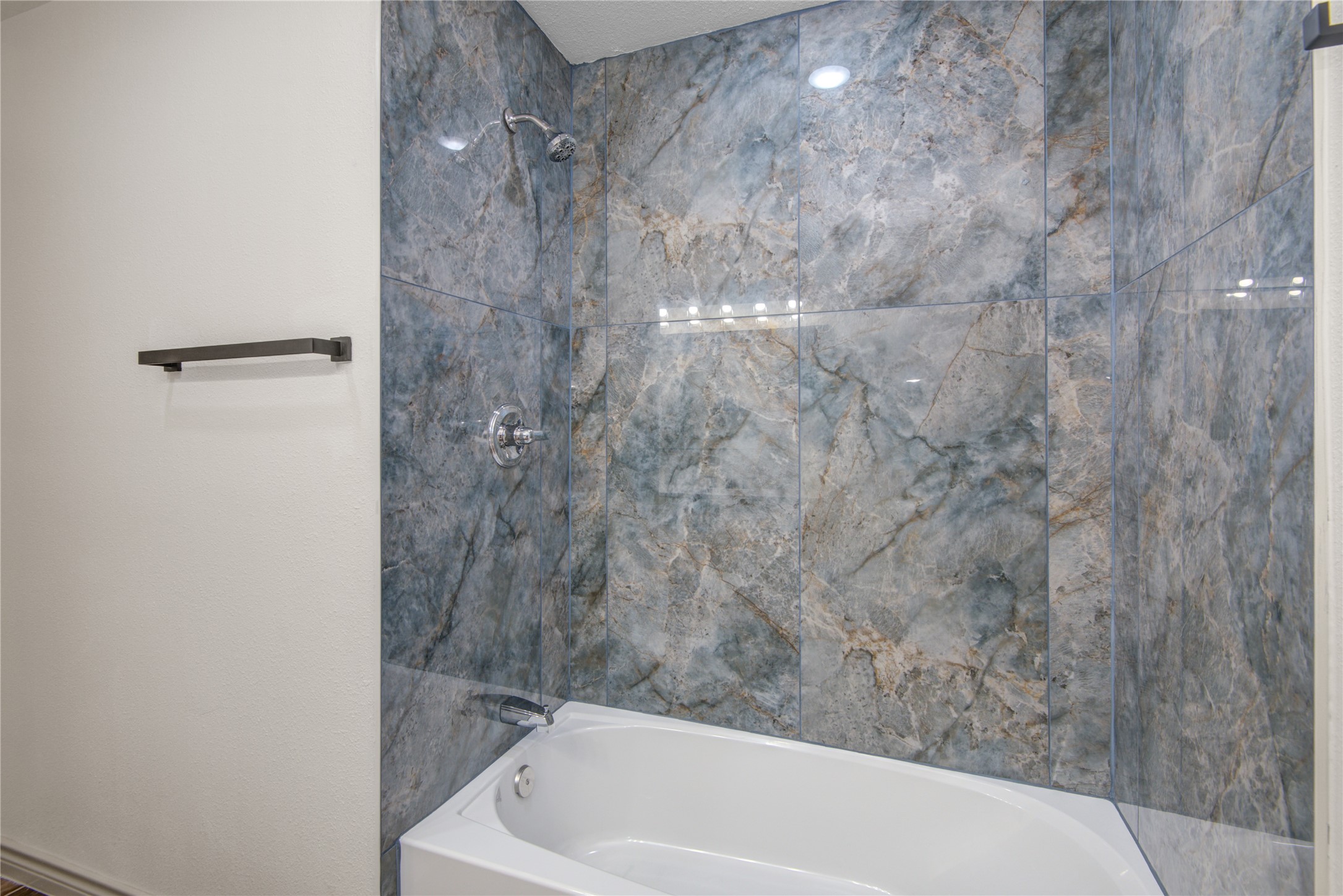 1530 West 10th Street Freeport, TX 77541 - Photo 18 of 32 a bathroom with a bathtub