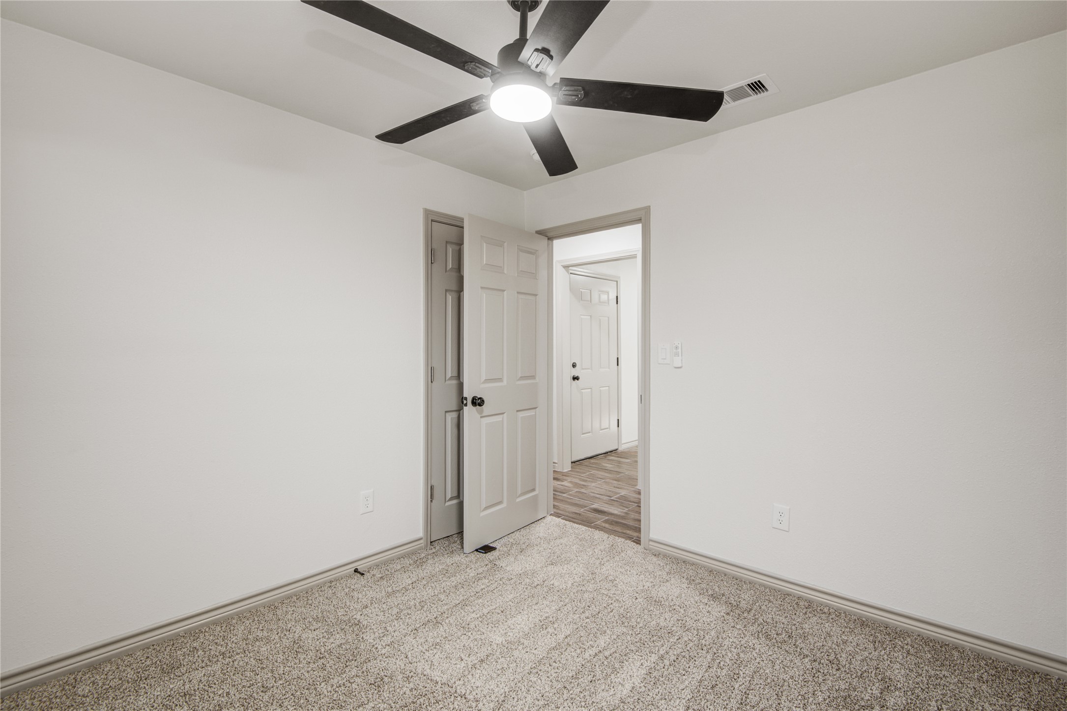1530 West 10th Street Freeport, TX 77541 - Photo 20 of 32 an empty room with a ceiling fan and closet