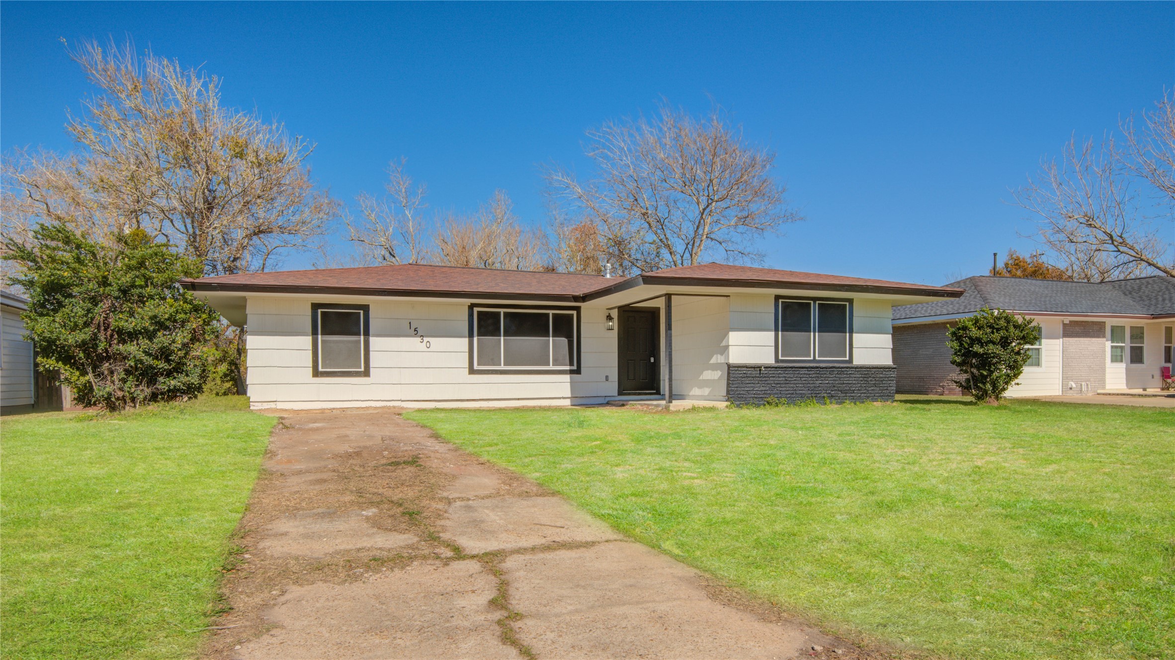 1530 West 10th Street Freeport, TX 77541 - Photo 2 of 32 a front view of a house with a garden