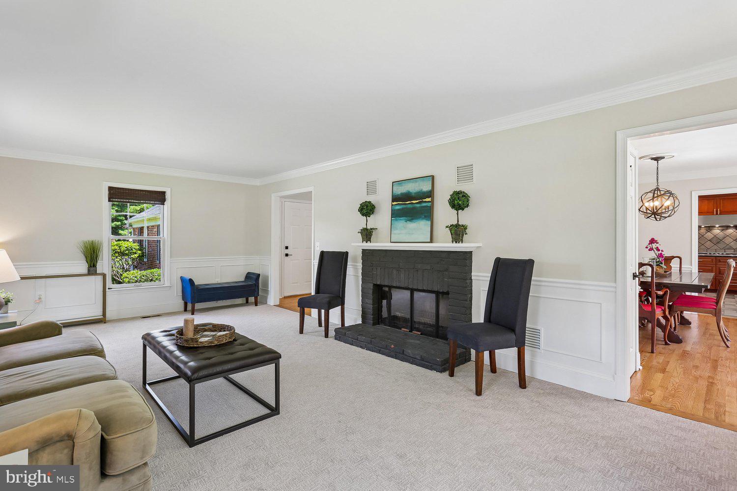 20920 Sunnyacres Road Gaithersburg, MD 20882 - Photo 9 of 64 Living room with crown moulding