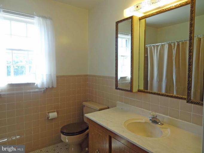 12454 Henderson Road Clifton, VA 20124 - Photo 9 of 25 Hall Bath