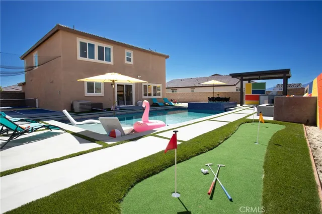 a view of a house with backyard
