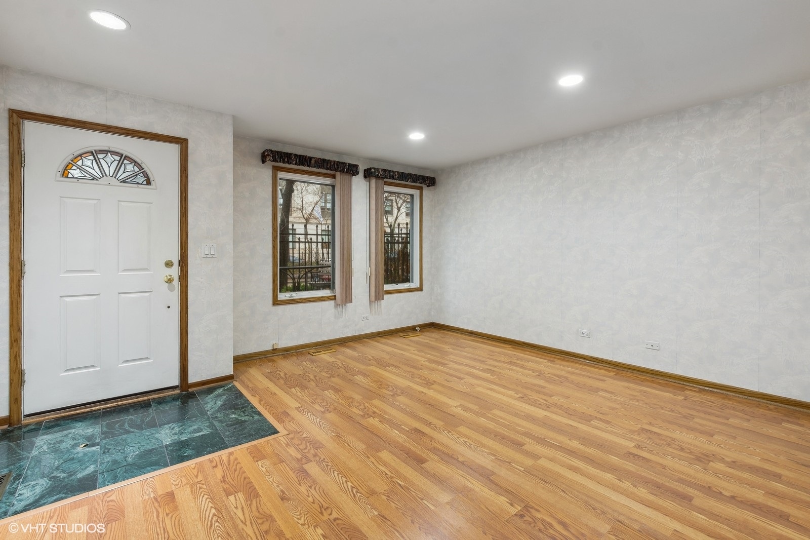 1447 South Indiana Avenue Chicago, IL 60605 - Photo 11 of 23 a view of an empty room and window