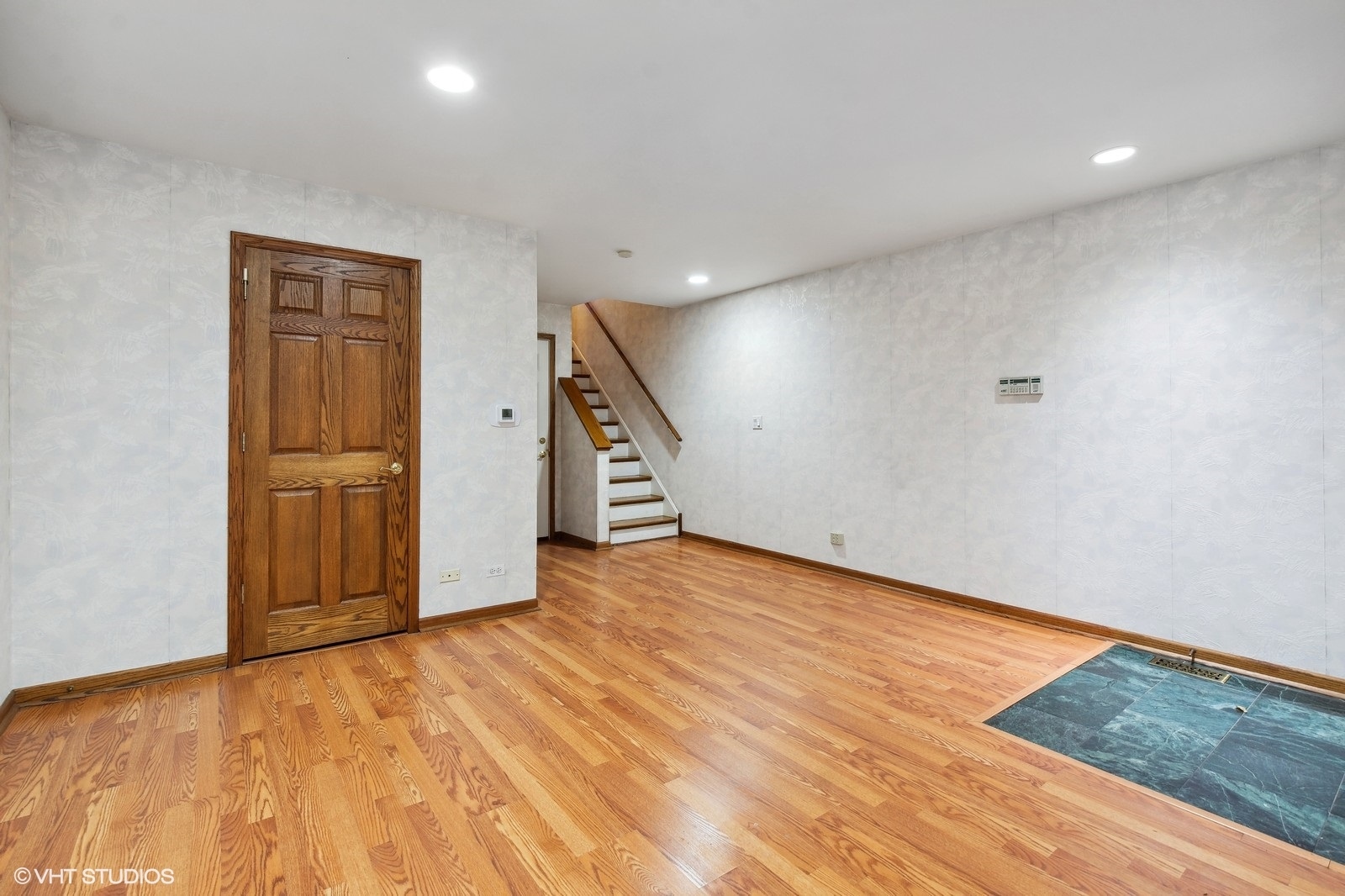 1447 South Indiana Avenue Chicago, IL 60605 - Photo 12 of 23 a view of an empty room with wooden floor