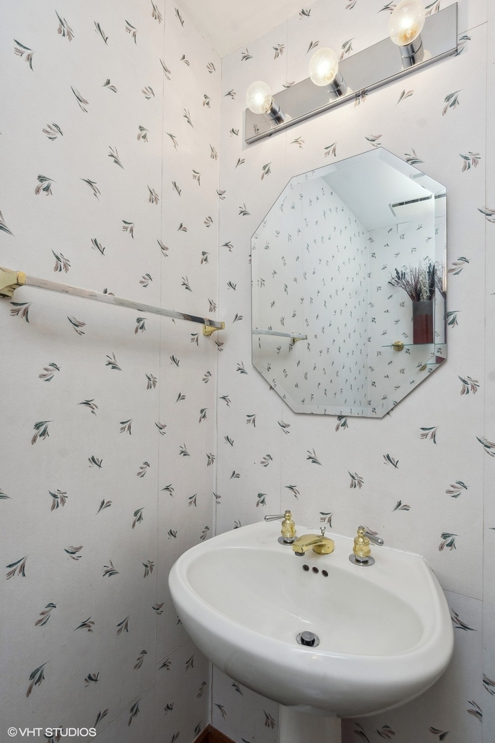 1447 South Indiana Avenue Chicago, IL 60605 - Photo 13 of 23 a bathroom with a sink and vanity