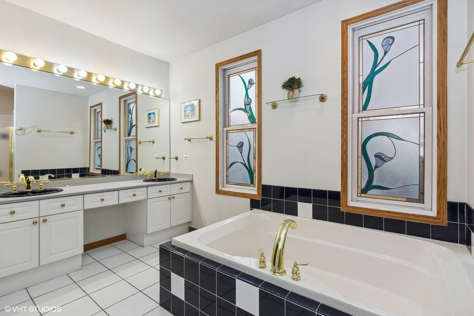 1447 South Indiana Avenue Chicago, IL 60605 - Photo 17 of 23 a bathroom with a tub sink and mirror