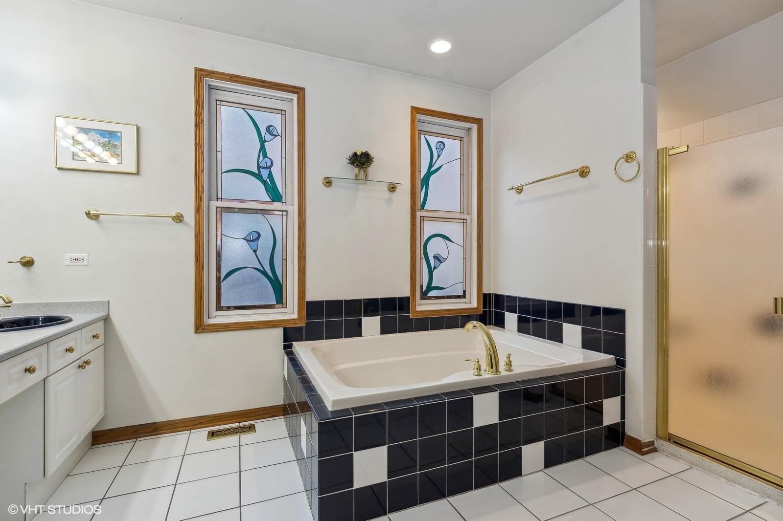 1447 South Indiana Avenue Chicago, IL 60605 - Photo 18 of 23 a bathroom with a sink and a mirror