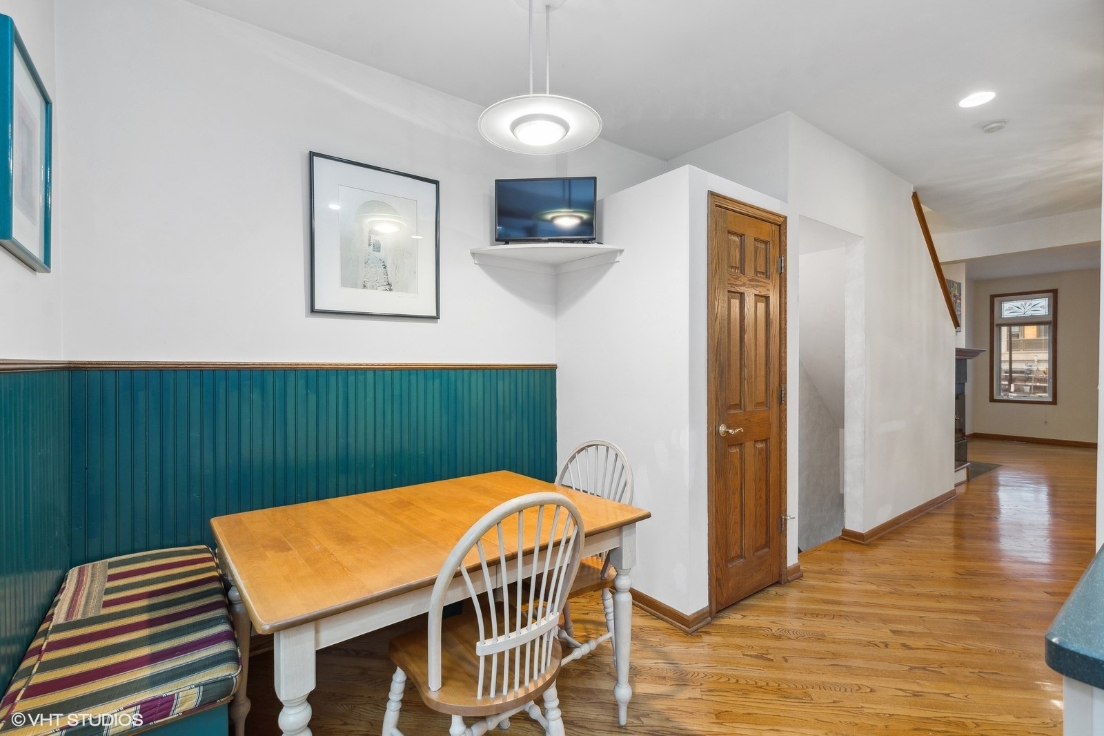 1447 South Indiana Avenue Chicago, IL 60605 - Photo 10 of 23 a view of a dining room with furniture and wooden floor