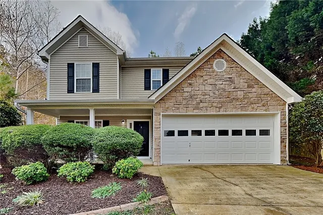 a view of front a house with a yard