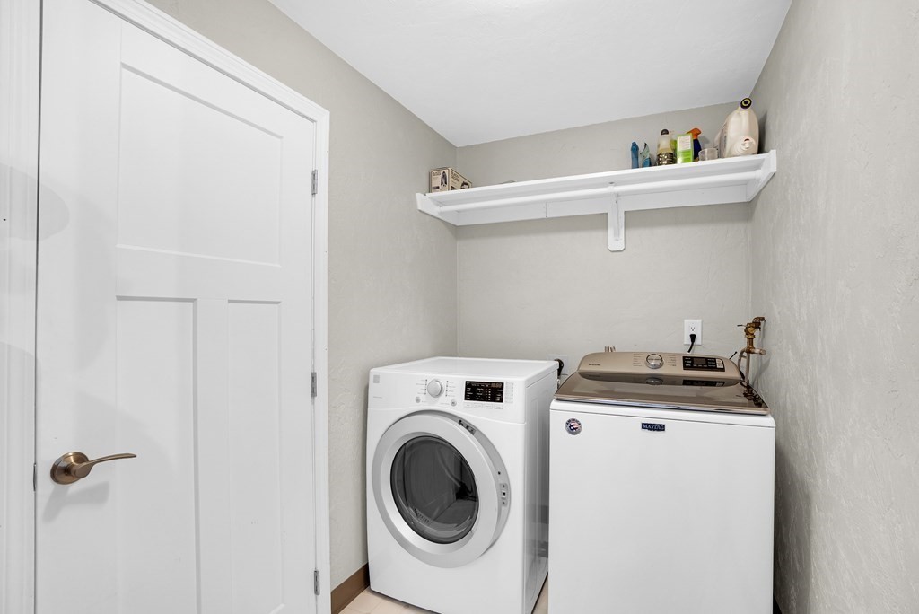 214 Ridgefield Circle, Unit B Clinton, MA 01510 - Photo 30 of 32 a utility room with dryer and washer