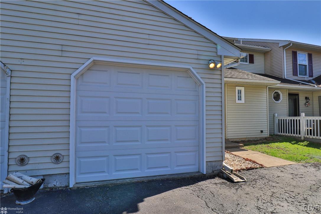 887 Briarstone Road Bethlehem, PA 18017 - Photo 3 of 31 Gallery Image 3