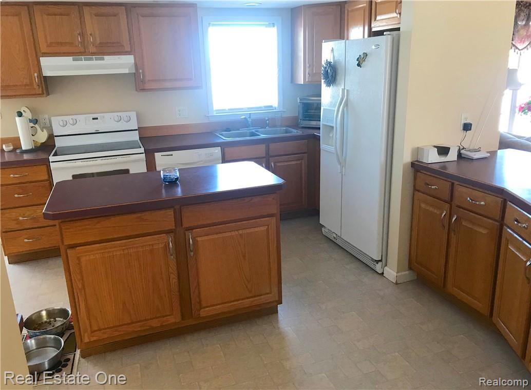 Plenty of cupboard space in this kitchen!
