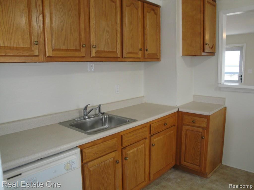 110 Manatee Hazel Park, MI 48030 - Photo 10 of 19