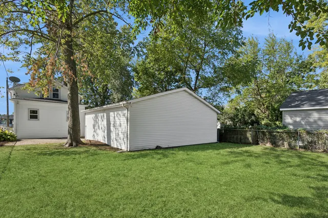 a view of a backyard