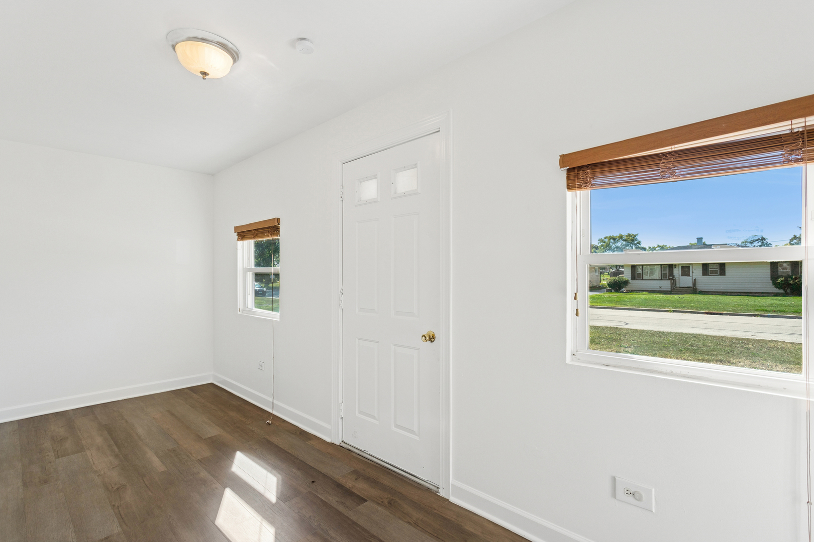 540 East 4th Street Lockport, IL 60441 - Photo 8 of 24 a view of an empty room with a window