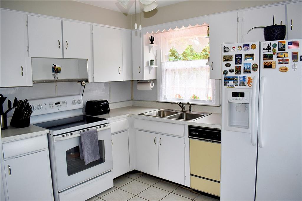 143 Lyon Avenue Rochester, PA 15074 - Photo 6 of 14 Nice clean kitchen