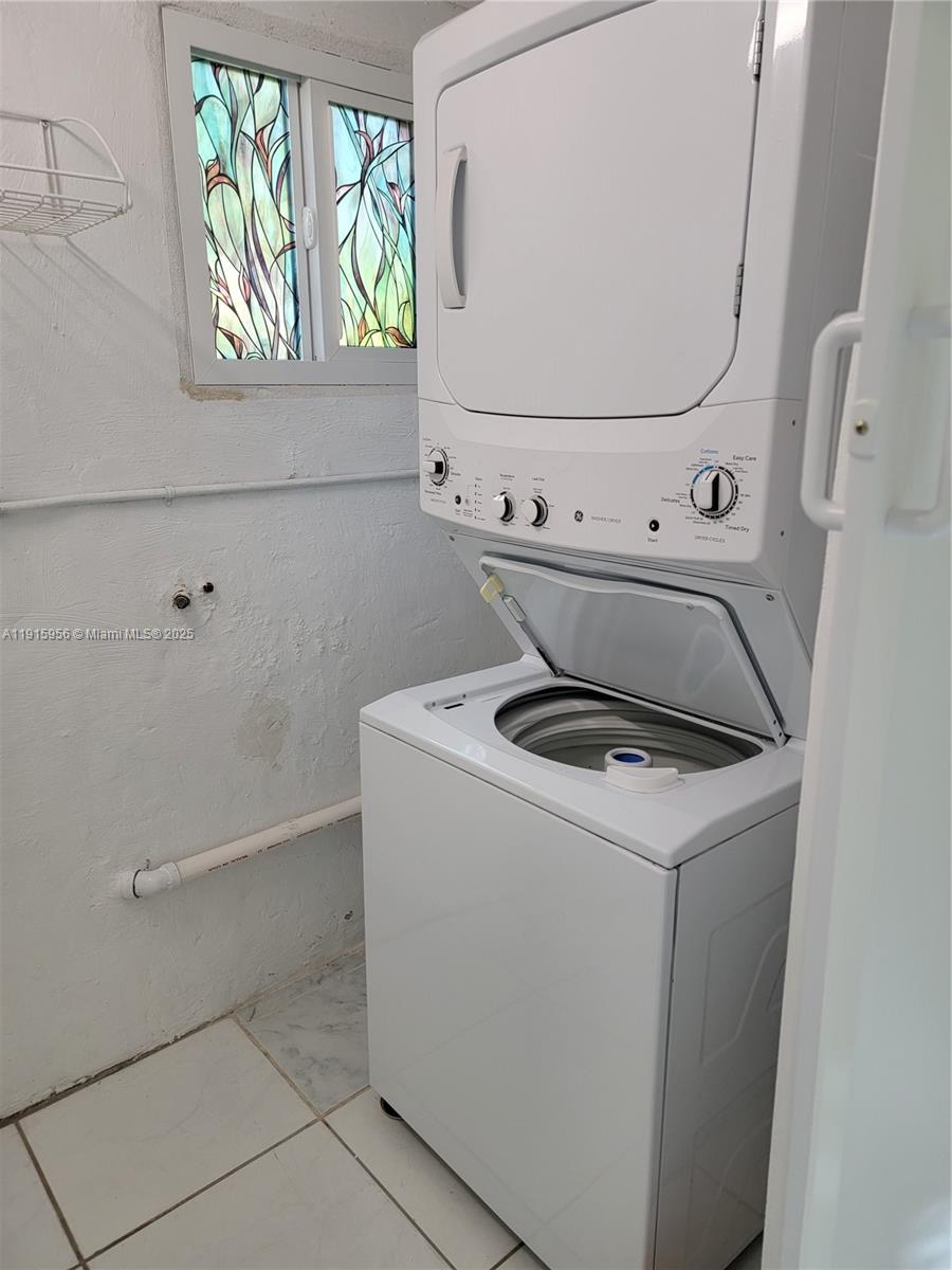 1037 West 23rd Street Hialeah, FL 33010 - Photo 22 of 41 a utility room with dryer and washer