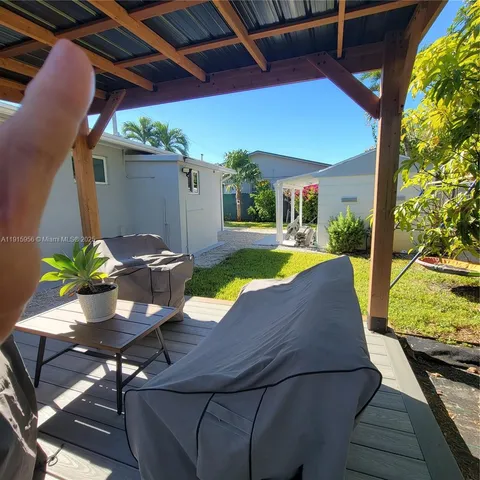 a view of a house with backyard