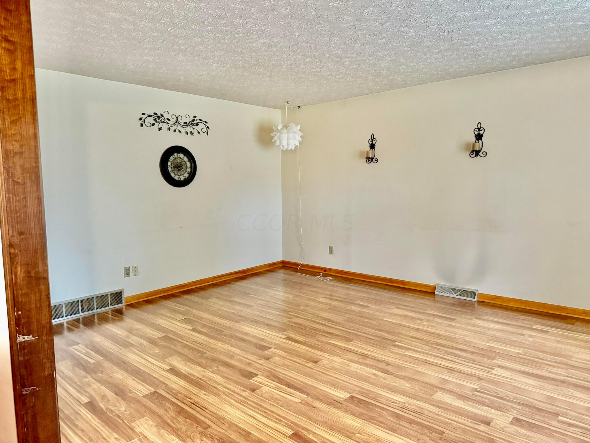 123 Somerset Road Delaware, OH 43015 - Photo 8 of 24 LIving Room