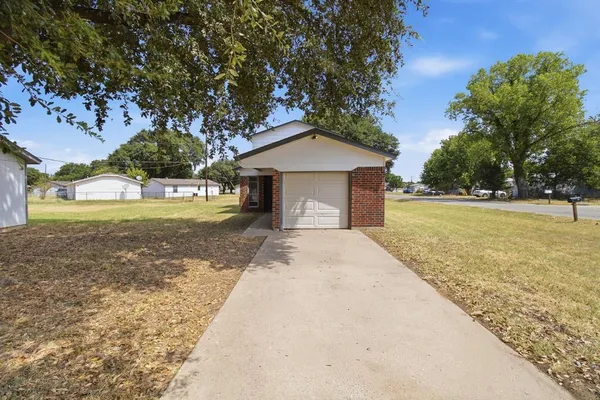 $1,500 | 1833 Pelican Drive North, Pelican Bay, TX 76020
