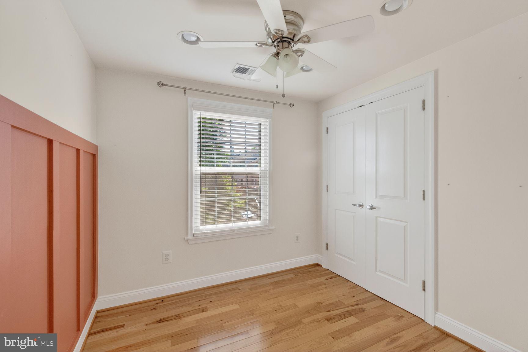 43983 Choptank Terrace Ashburn, VA 20147 - Photo 13 of 21 Bright and airy room with charm.