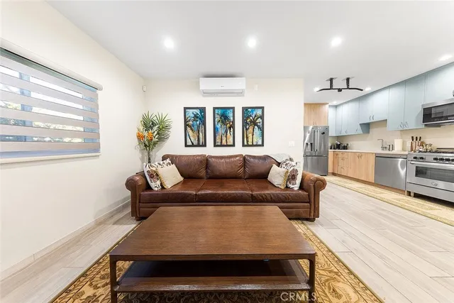 $3,500 | 18748 1/2 Collins Street, Tarzana, CA 91356