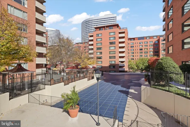 $1,950 | 1011 Arlington Boulevard, Unit 444, Arlington, VA 22209