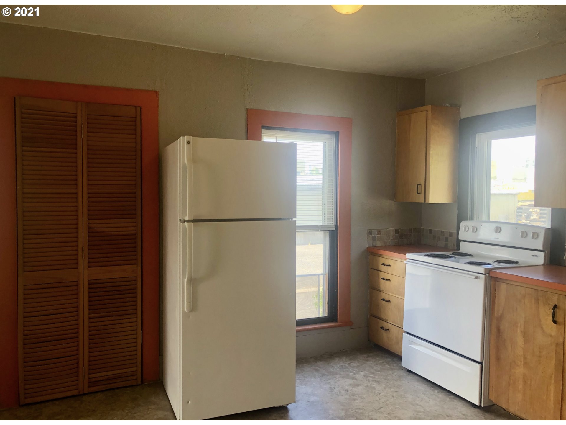 602 South Main Street Pendleton, OR 97801 - Photo 17 of 26 a utility room with dryer and washer