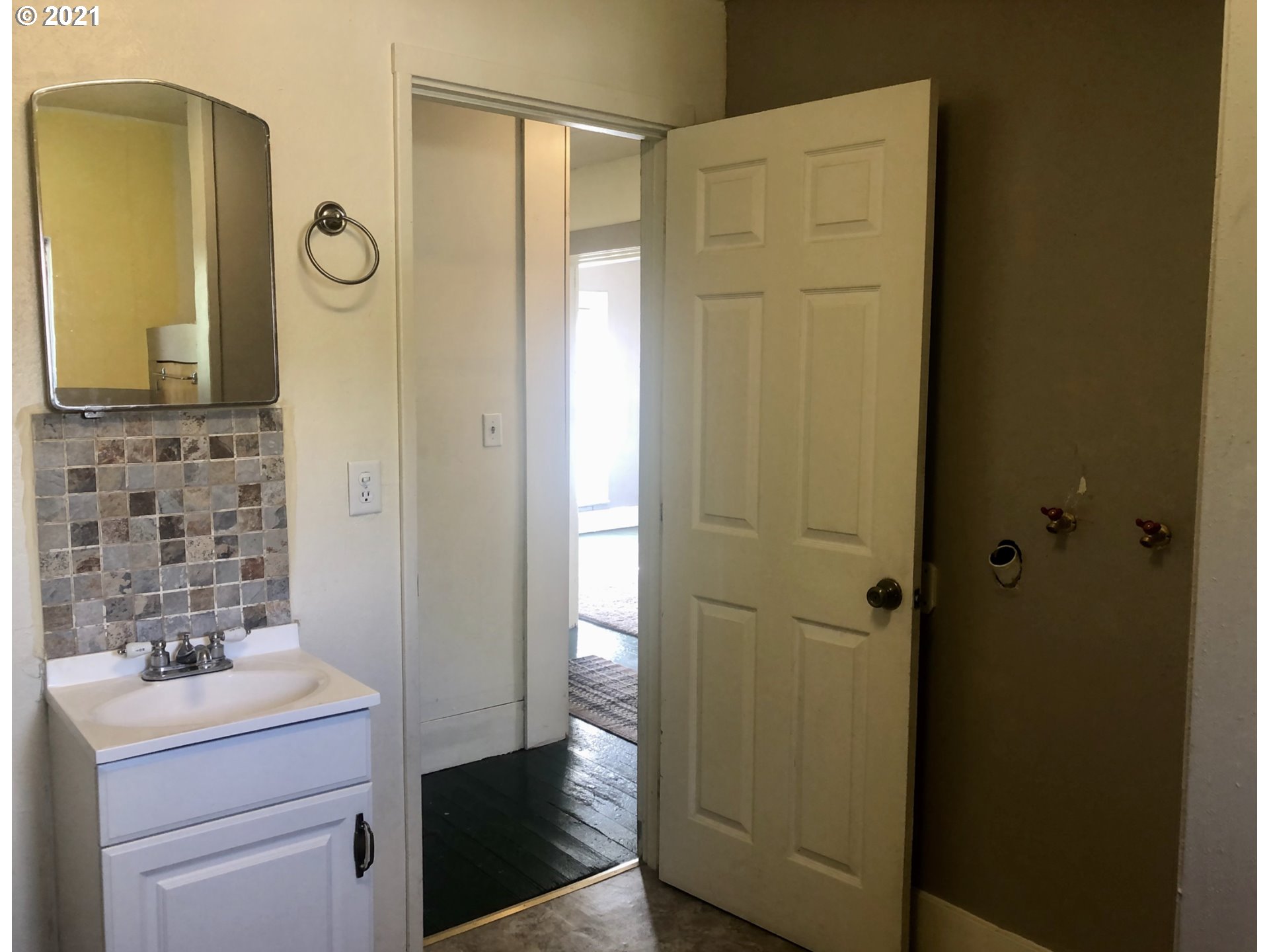 602 South Main Street Pendleton, OR 97801 - Photo 20 of 26 a bathroom with a sink a mirror a vanity and a shower