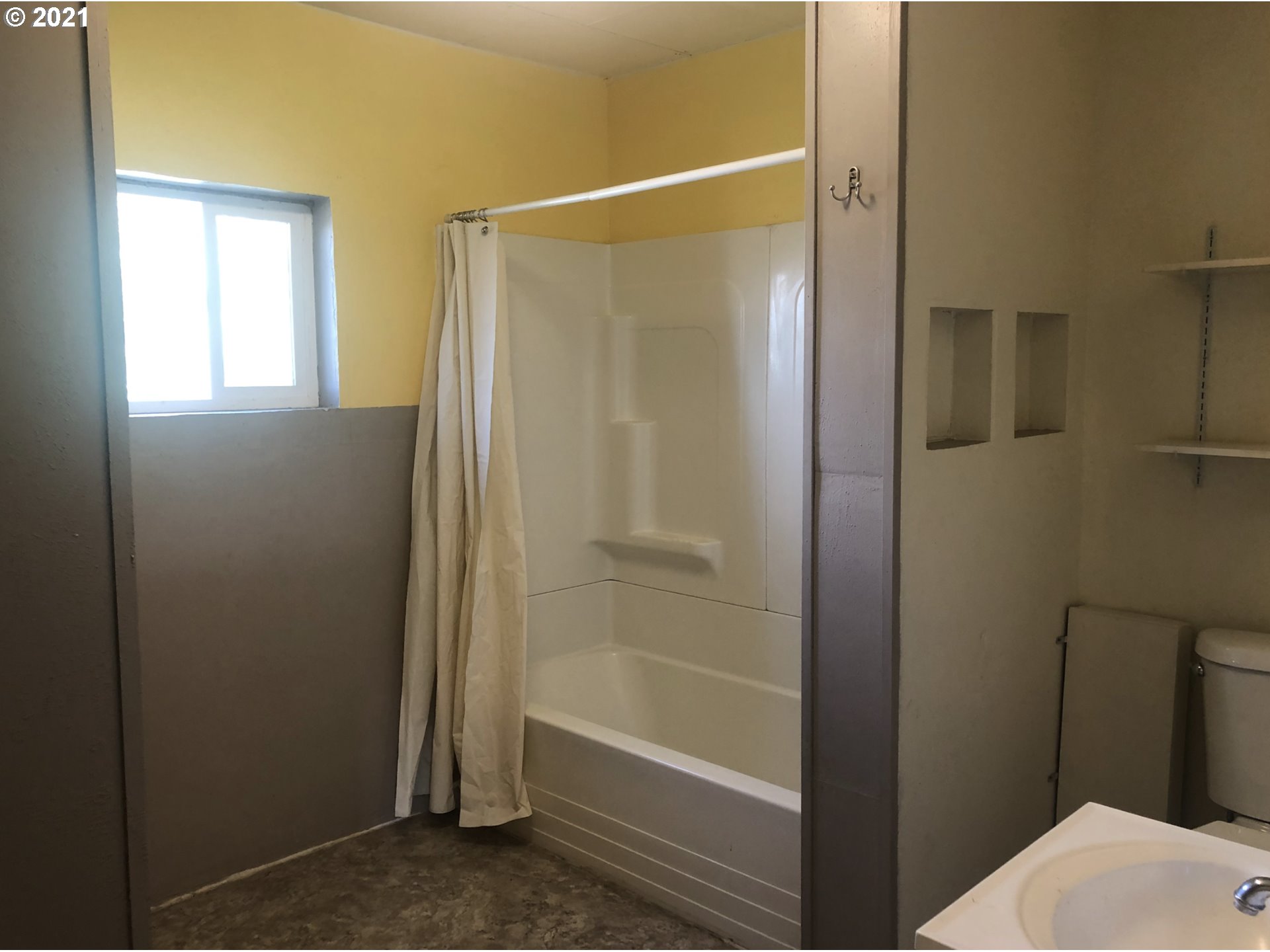 602 South Main Street Pendleton, OR 97801 - Photo 21 of 26 a bathroom with a shower and a toilet