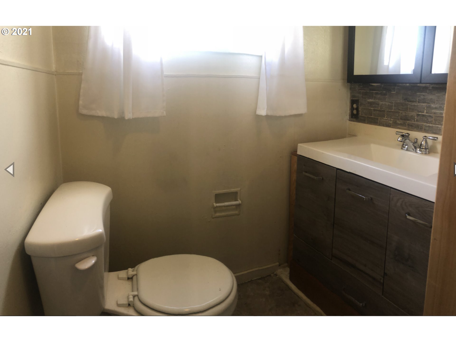 602 South Main Street Pendleton, OR 97801 - Photo 8 of 26 a bathroom with a sink mirror vanity and toilet