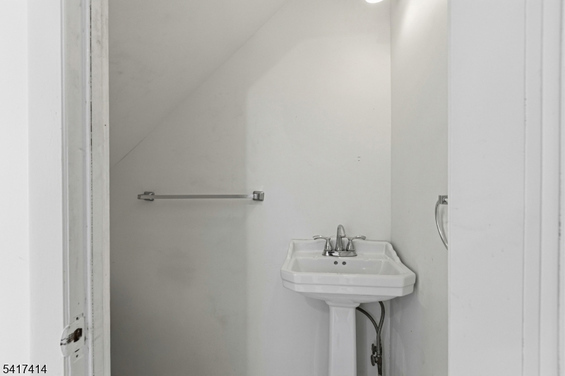 50 Ridgehurst Road West Orange, NJ 07052 - Photo 9 of 31