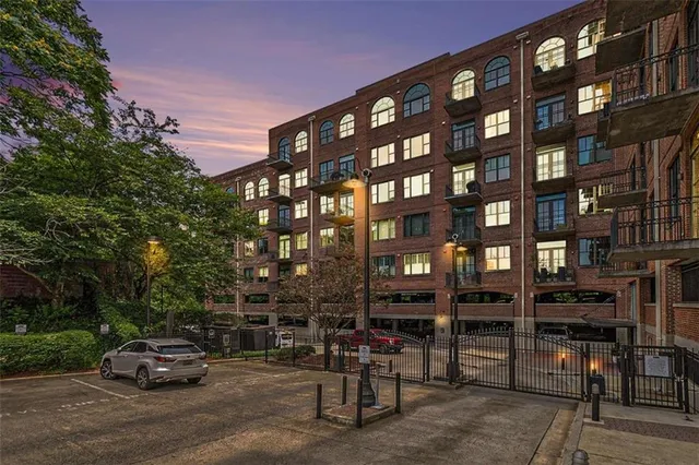 $299,000 | 3235 Roswell Road, Unit 818, Atlanta, GA 30305