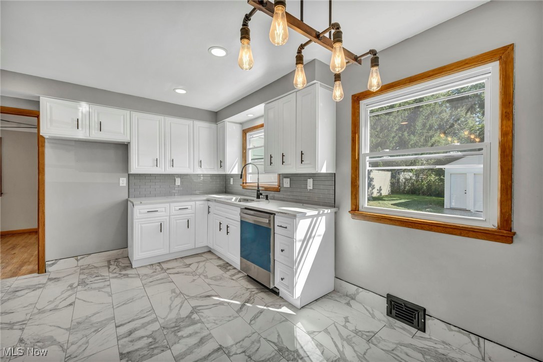 4142 Stonehaven Road Cleveland, OH 44121 - Photo 9 of 39