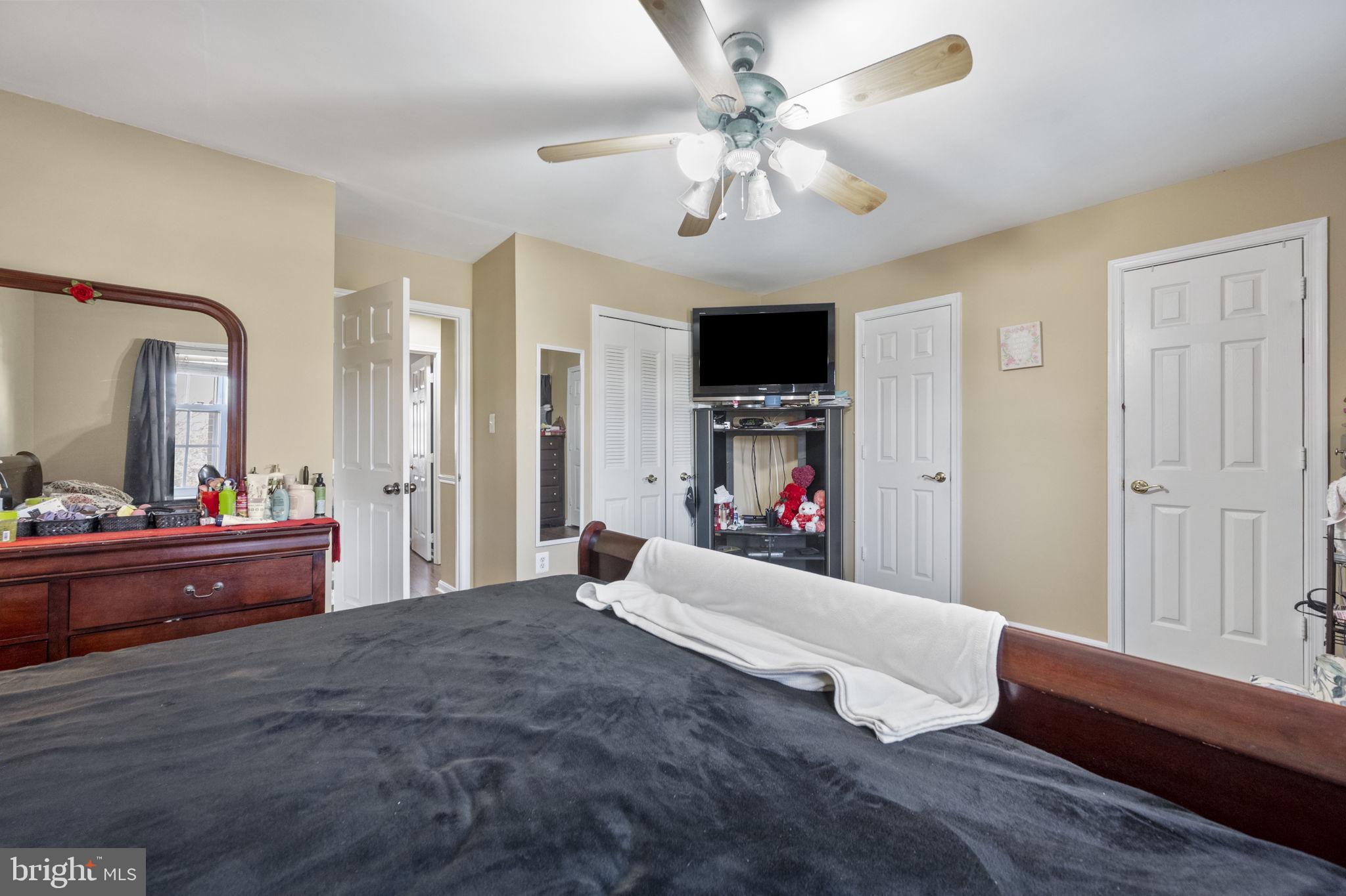 8527 Stonewall Road Manassas, VA 20110 - Photo 19 of 26 a living room with furniture and a flat screen tv
