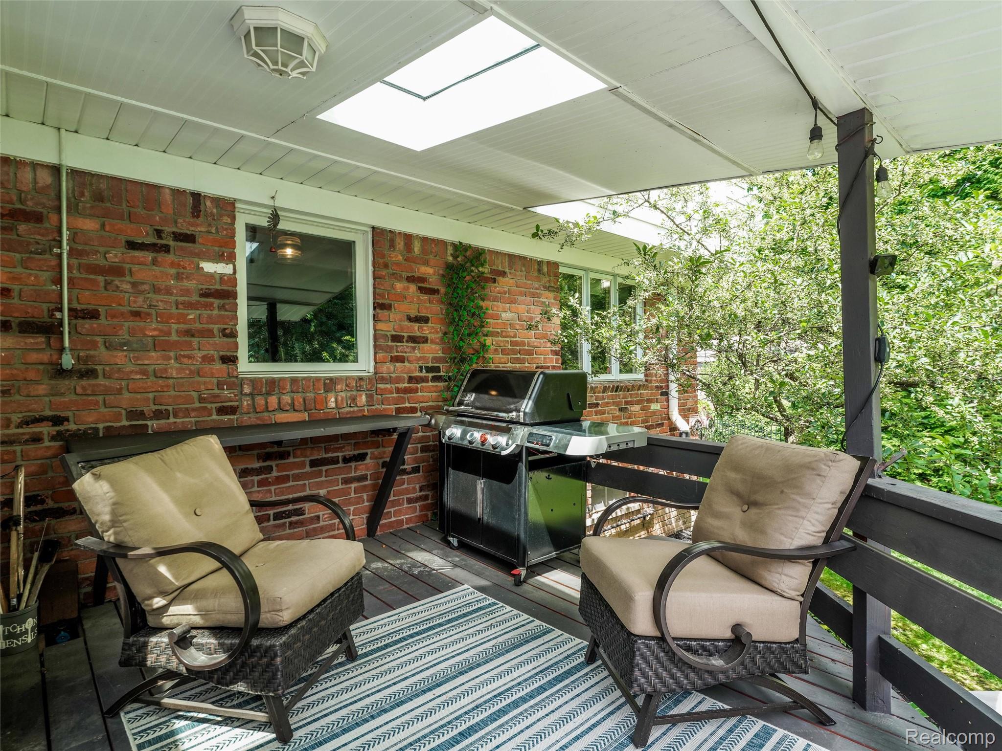 2143 Avoncrest Drive Rochester, MI 48309 - Photo 35 of 44 Enclosed sunroom