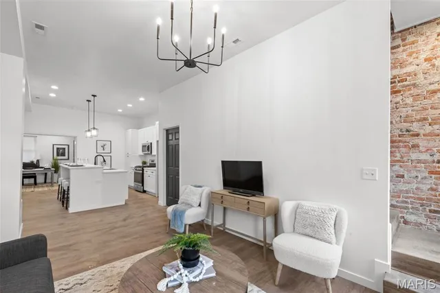 $349,000 | 3330 Wisconsin Avenue, St. Louis, MO 63118