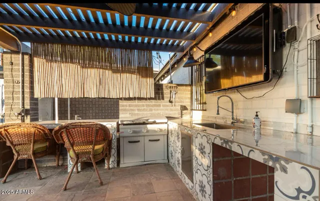 a view of a backyard