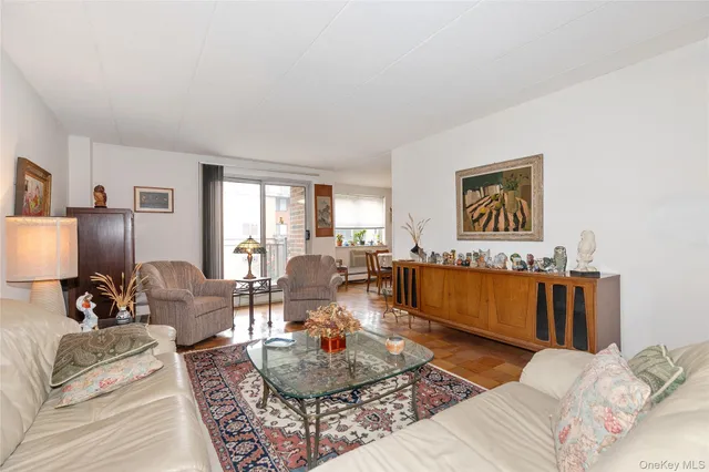 $605,000 | 10 Ipswich Avenue, Unit 3I, Great Neck, NY 11021