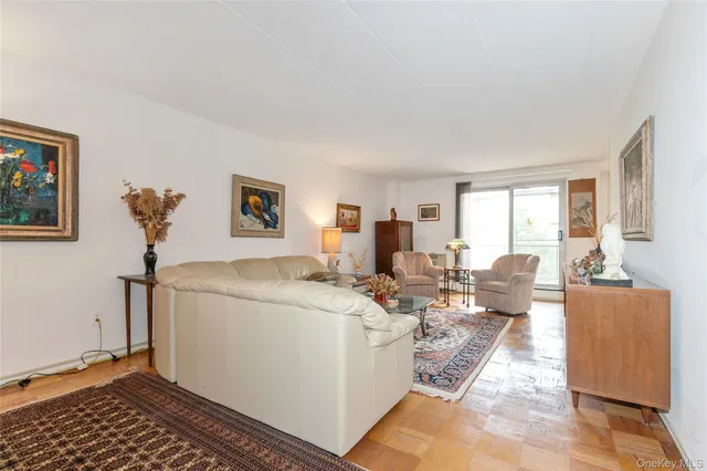 $605,000 | 10 Ipswich Avenue, Unit 3I, Great Neck, NY 11021