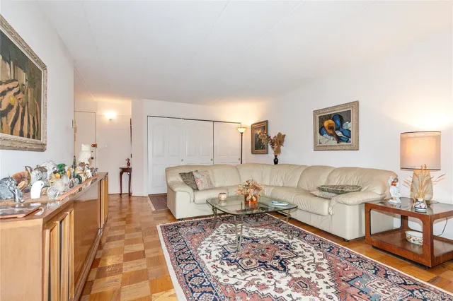 $605,000 | 10 Ipswich Avenue, Unit 3I, Great Neck, NY 11021