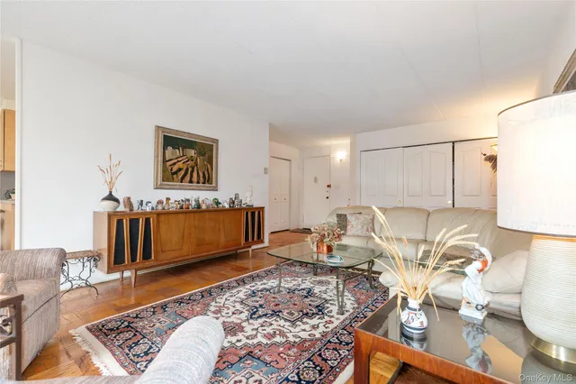 $605,000 | 10 Ipswich Avenue, Unit 3I, Great Neck, NY 11021