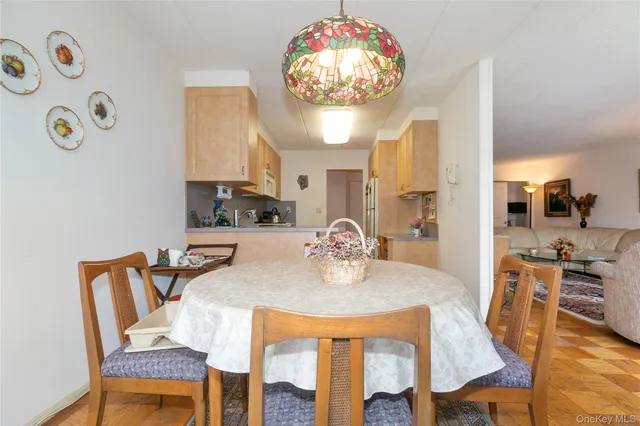 $605,000 | 10 Ipswich Avenue, Unit 3I, Great Neck, NY 11021