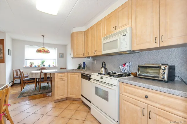 $605,000 | 10 Ipswich Avenue, Unit 3I, Great Neck, NY 11021